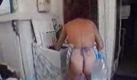 مرد جوان در بنفش فیلم سکسی روسیه ای و جذاب منحنی